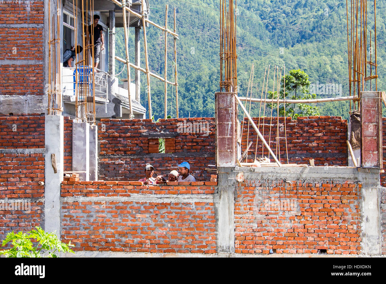 NGO ausgebildete Maurer Umbau eines Hauses mit sicherer Methoden, Nuwakot Bezirk von Nepal Stockfoto