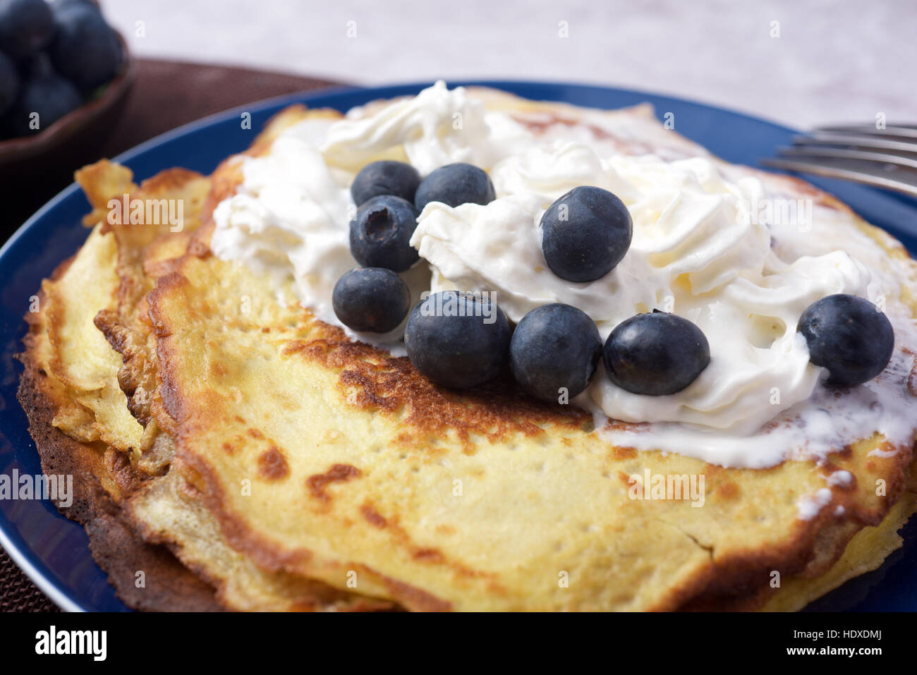 Frühstück mit leckeren Pfannkuchen mit Heidelbeeren Stockfoto