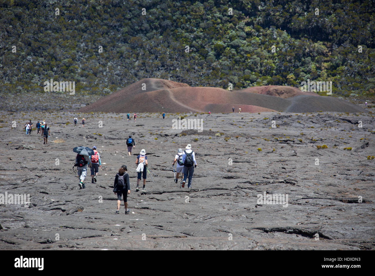 Touristen, die Wandern in Richtung Formica Leo am Piton De La Fournaise, Insel La Réunion Stockfoto