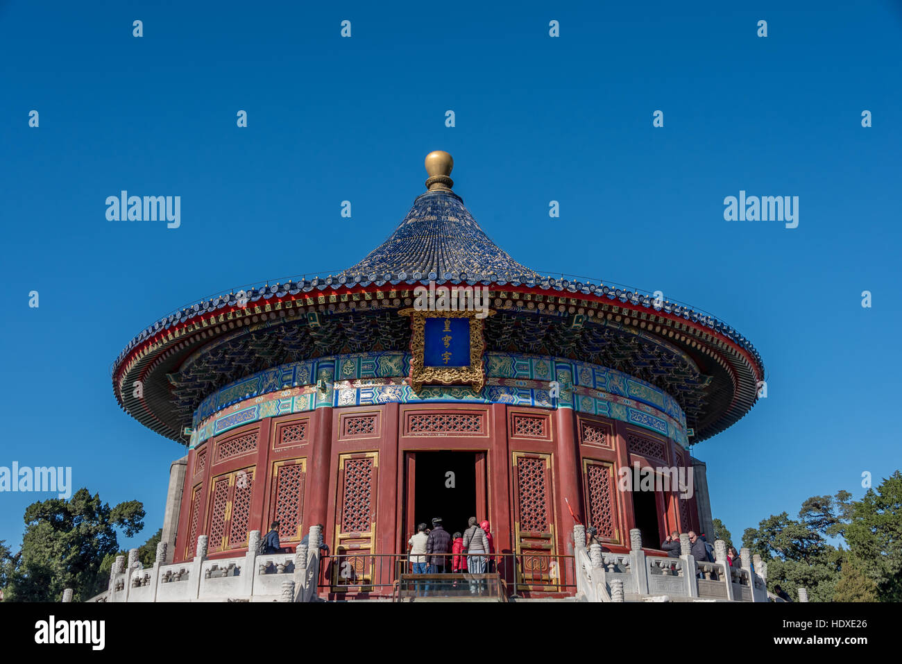 Imperial Gewölbe des Himmels, Tempel des Himmels, Peking, China, mit blauem Himmel und Touristen, die auf der Suche nach innen Tür. Stockfoto