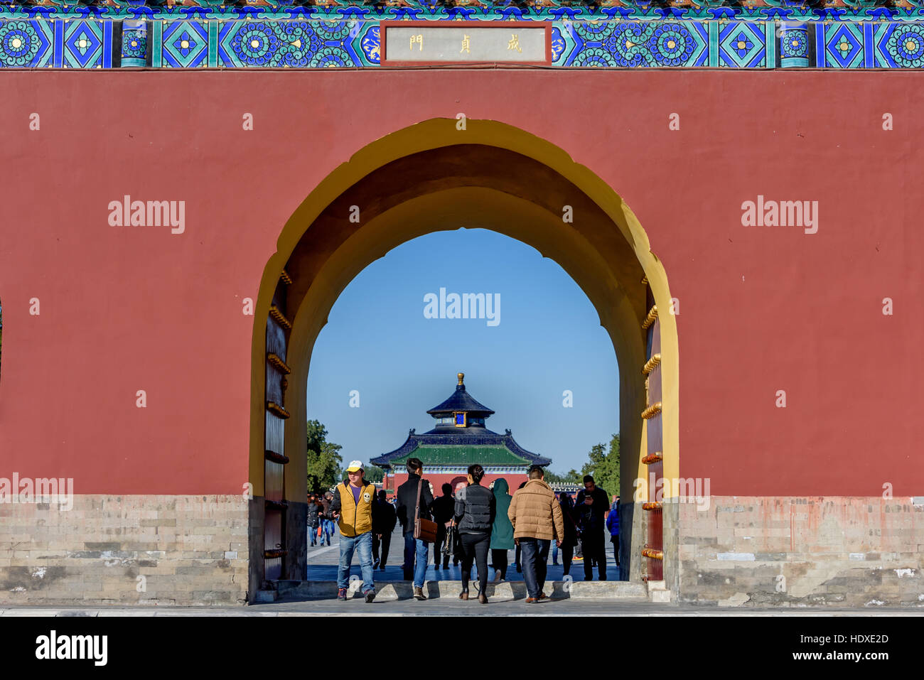 Tempel des Himmels, Menschen, die durch farbenfrohe Tor vor Danbi bridge w/ bemerkenswerte Chinesische Architektur, Peking. Stockfoto