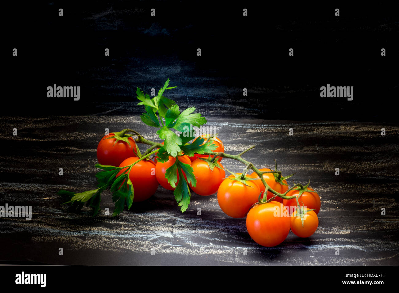 Cherry-Tomaten auf schwarzem Hintergrund. Gesunde Ernährung, vegetarische Konzept. Bio-Lebensmittel. Stockfoto