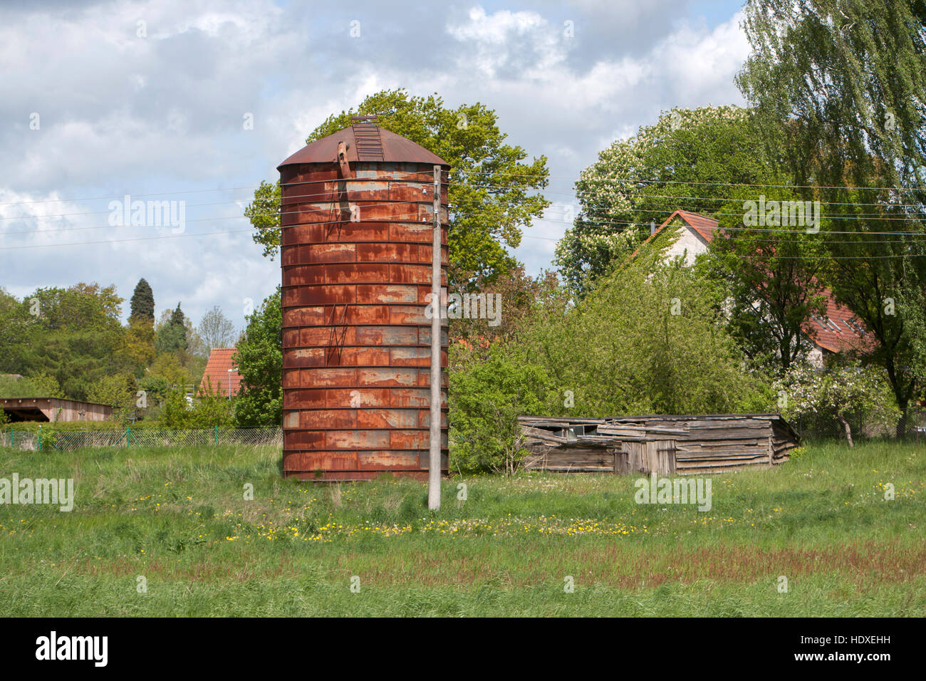 verrostete Futter Silo, Neuhof, Feldberger Seenlandschaft, Landkreis Mecklenburgische Seenplatte, Mecklenburg-Vorpommern, Deutschland Stockfoto