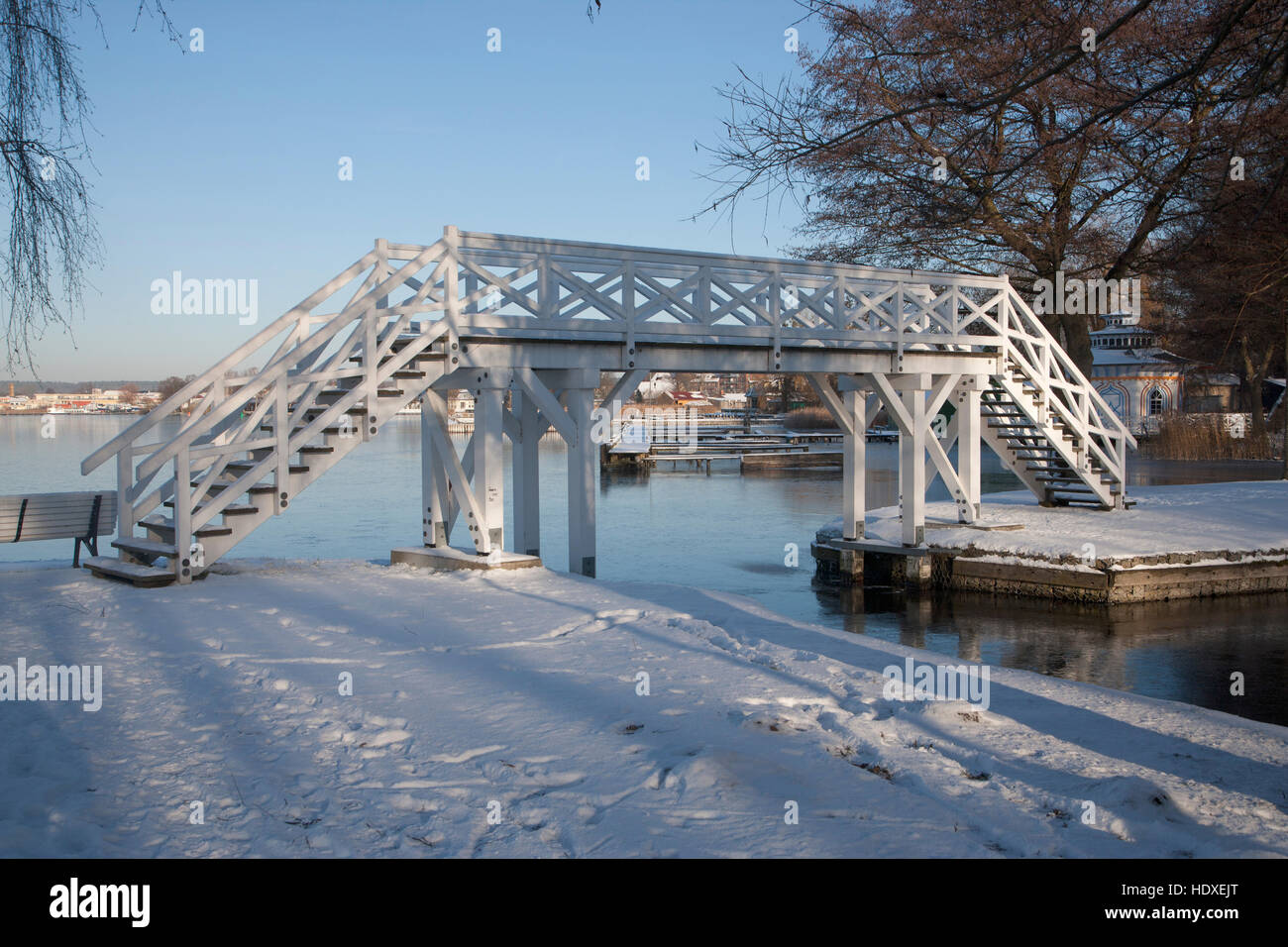 historische Brücke und Waschhaus am Zierker See, Neustrelitz, Landkreis Mecklenburgische Seenplatte, Mecklenburg-Vorpommern, Deutschland Stockfoto