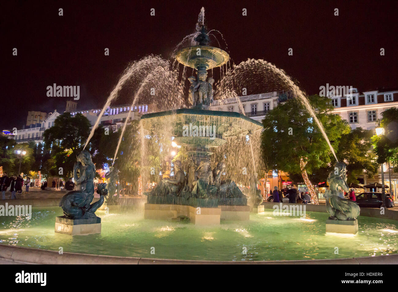 Beleuchteter Springbrunnen im Praça Dom Pedro lV, Lissabon Portugal Stockfoto