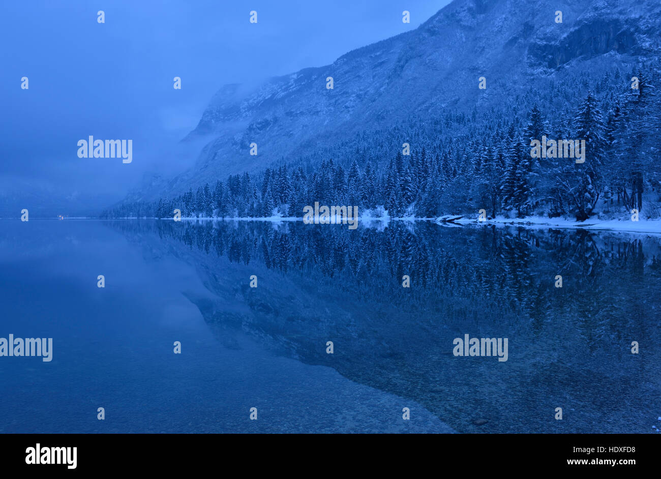 See Bohijn in der Dämmerung im Winter, Julischen Alpen, Slowenien Stockfoto