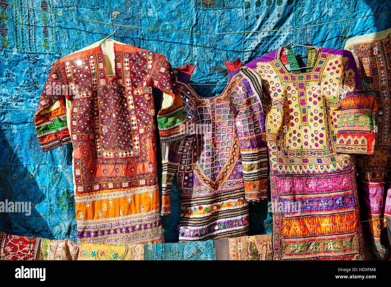 Stadtstraße Markt mit traditioneller Kleidung an der Wand von Jaisalmer Fort in Rajasthan, Indien Stockfoto