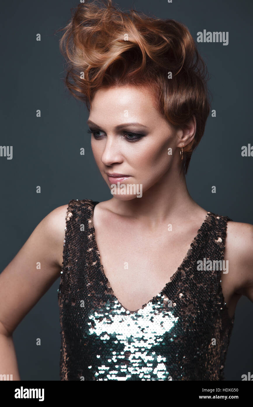 Schone Madchen Im Abendkleid Mit Avantgardistischen Frisuren Schonheit Im Gesicht Stockfotografie Alamy