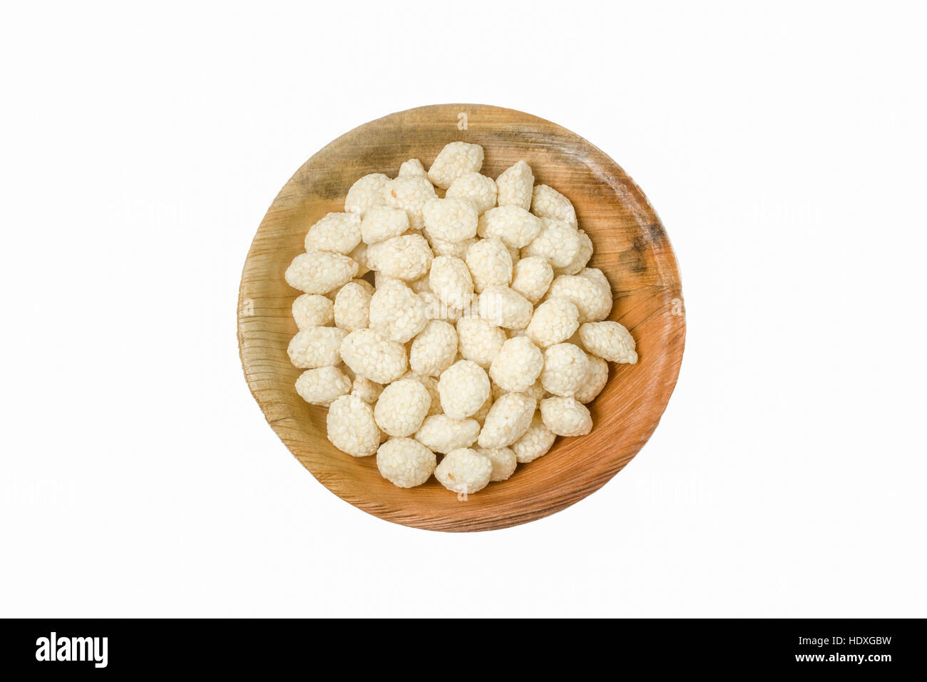 Sesam Zucker Candy (Revadi) in eine Schüssel geben Stockfoto