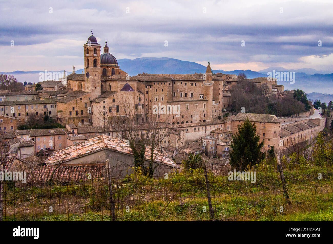 Urbino, einer mittelalterlichen Stadtmauer in der Marche Region Italiens. Stockfoto