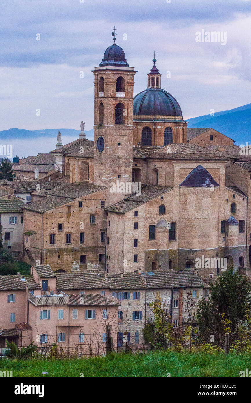 Urbino und seine Kathedrale, eine mittelalterliche Stadtmauer in der Marche Region Italiens. Stockfoto