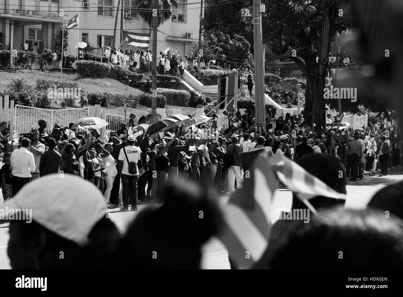 Menschen warten auf die Beerdigung Konvoi nach Ankunft in Santiago De Cuba Stockfoto