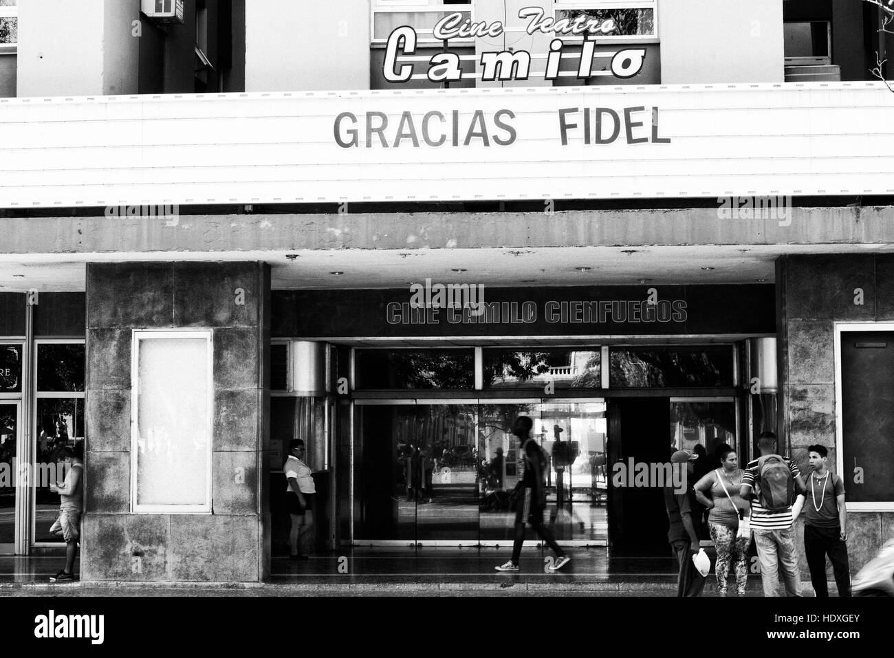 Kino Camilo Cienfuegos in Santa Clara mit "Gracias Fidel" auf der Plakatwand Stockfoto