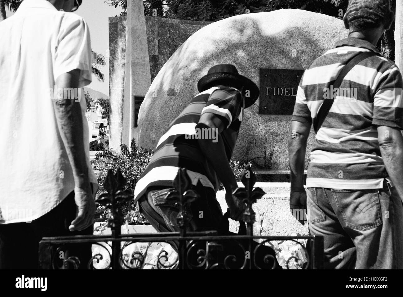 Ein Mann mit Hut, die Blumen, die Fidel Castros Grab Stockfoto
