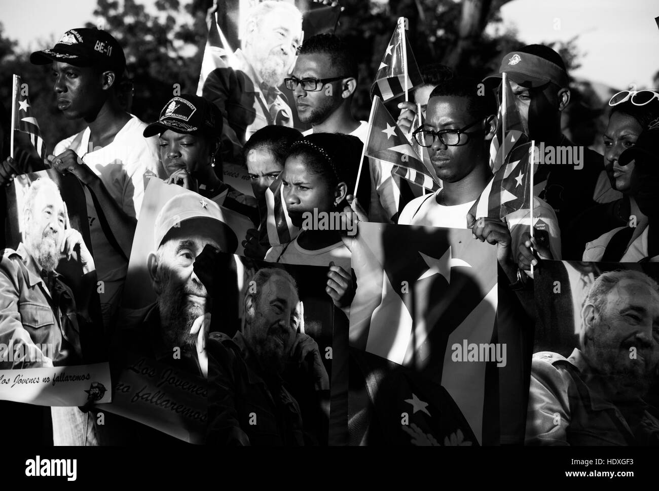 Menschenmenge mit kubanischen Fahnen vor der Santa Ifigenias Friedhof in Santiago de Chile Stockfoto