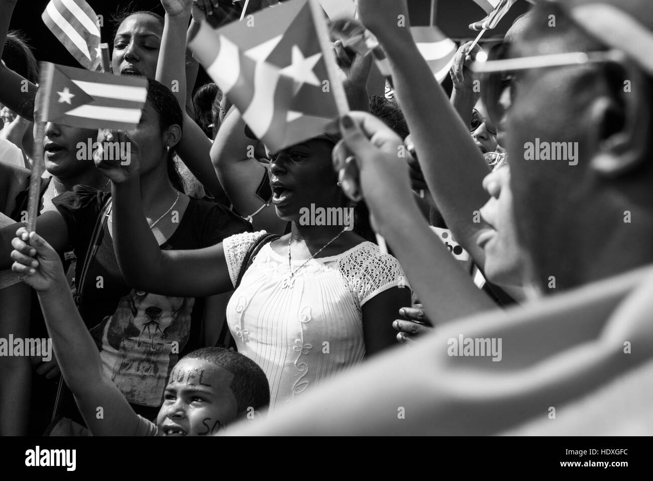 Menschenmenge mit kubanischen Fahnen vor der Santa Ifigenias Friedhof in Santiago de Chile Stockfoto