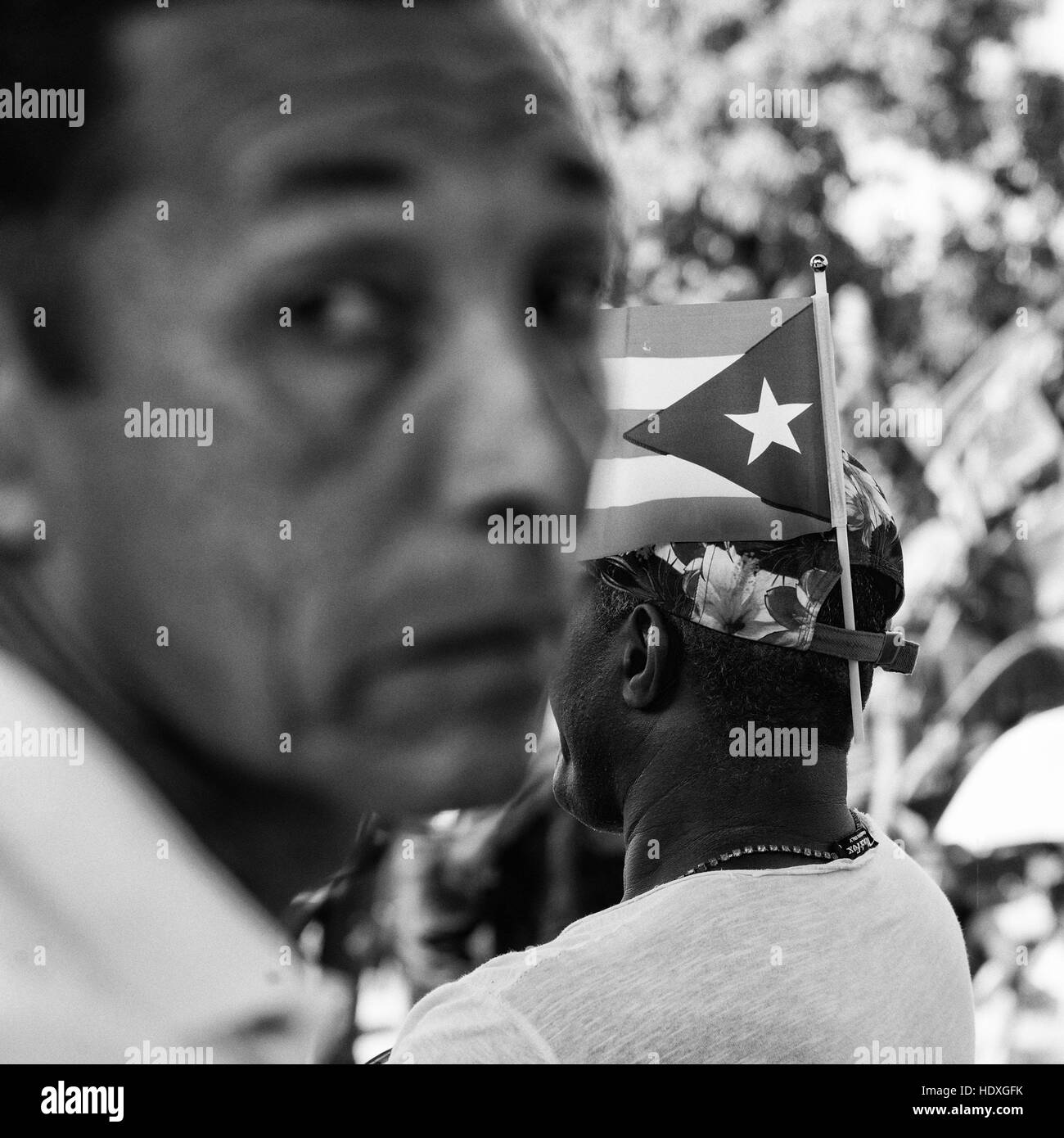 Kubaner warten auf der Beerdigung Konvoi nach Ankunft in Santiago De Cuba Stockfoto