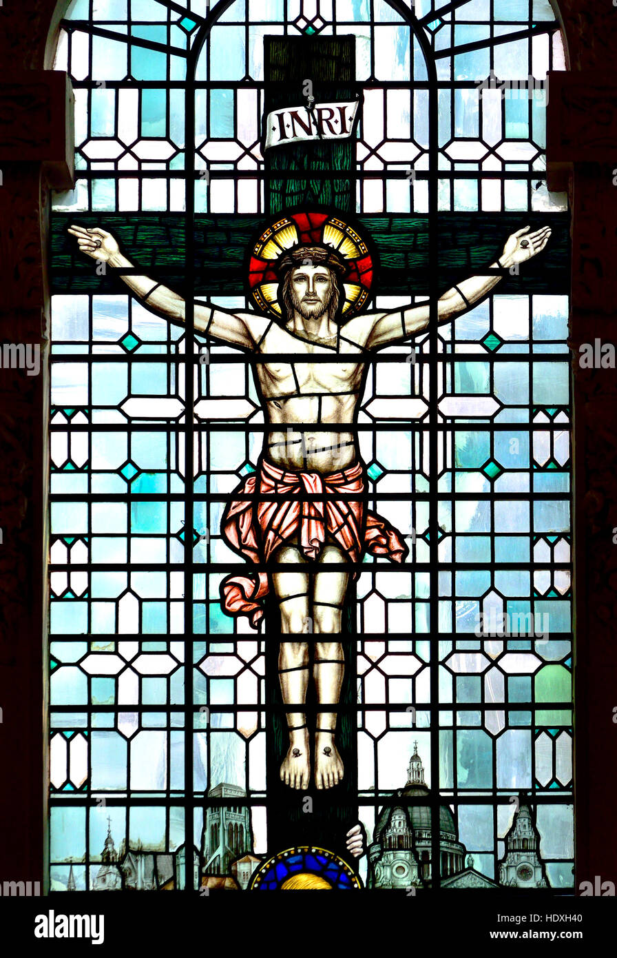 London England, UK. Kirche des Heiligen Grabes / St Grab ohne Newgate. Glasmalerei-Fenster: die Kreuzigung, mit der Skyline von London hinter Stockfoto