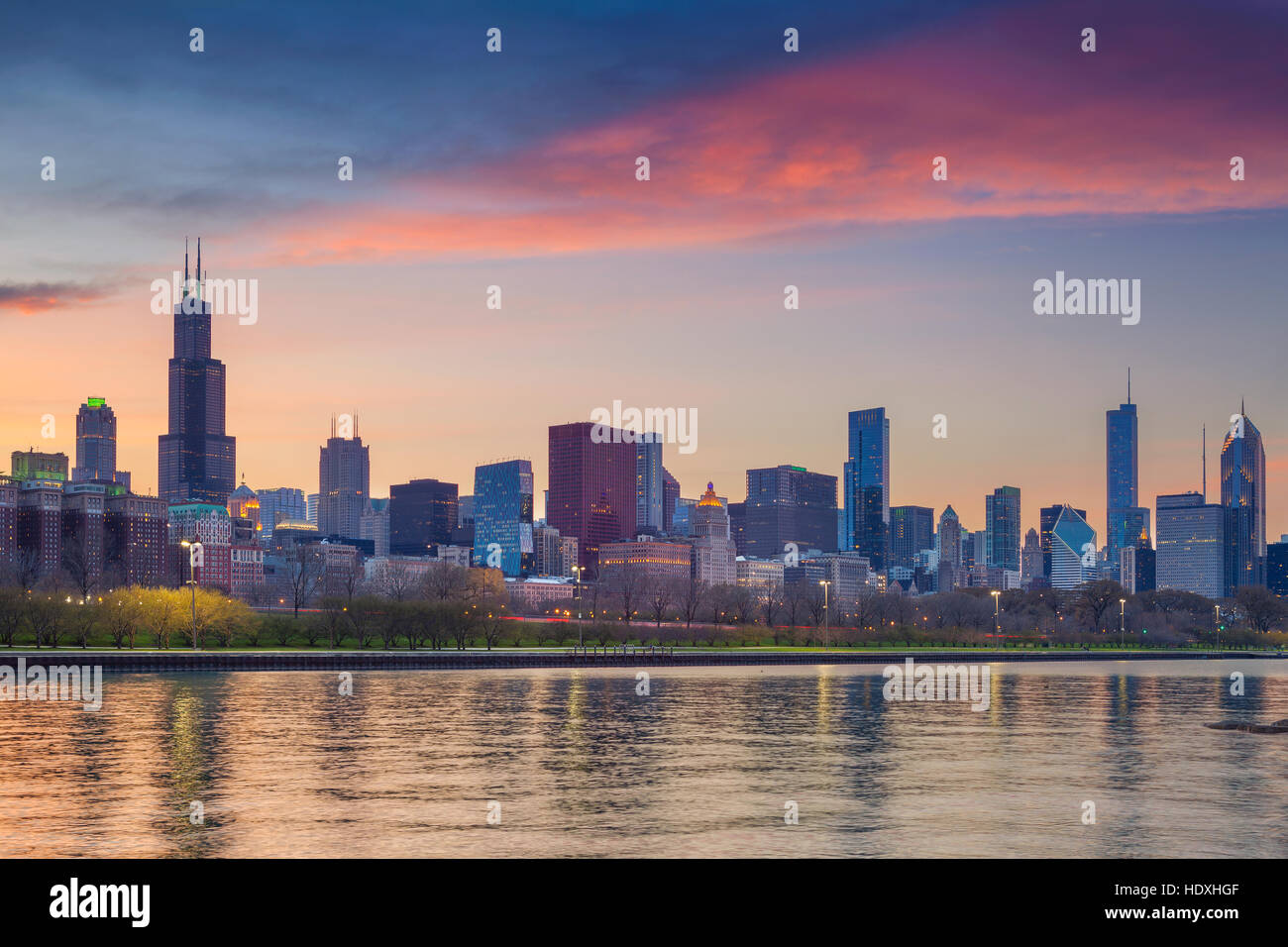 Skyline von Chicago. Stadtbild Bild der Skyline von Chicago während des Sonnenuntergangs. Stockfoto