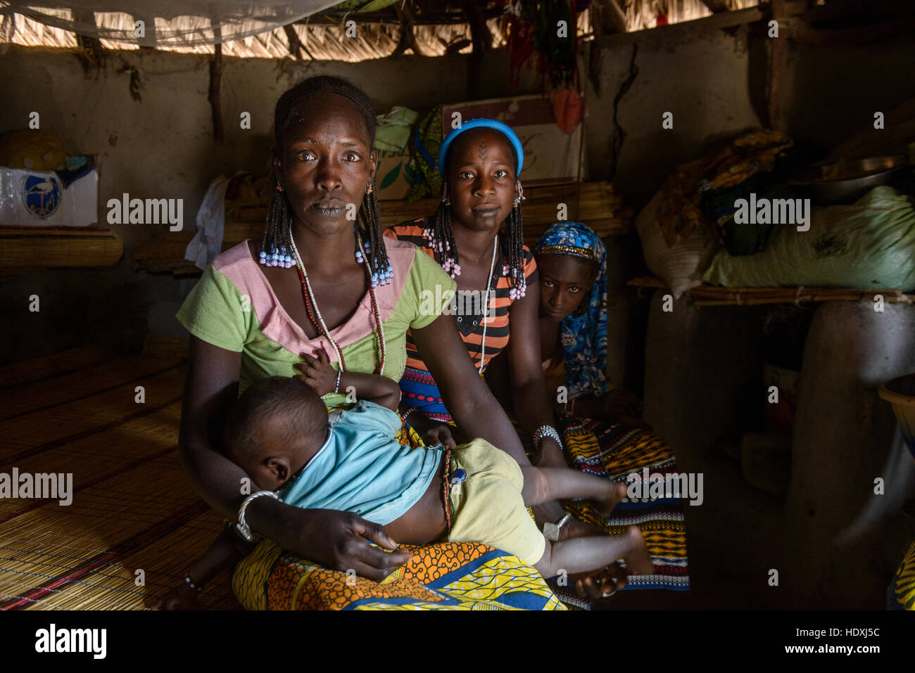 Landleben in einem Fulani-Dorf der Sahelzone im nordöstlichen Burkina Faso Stockfoto