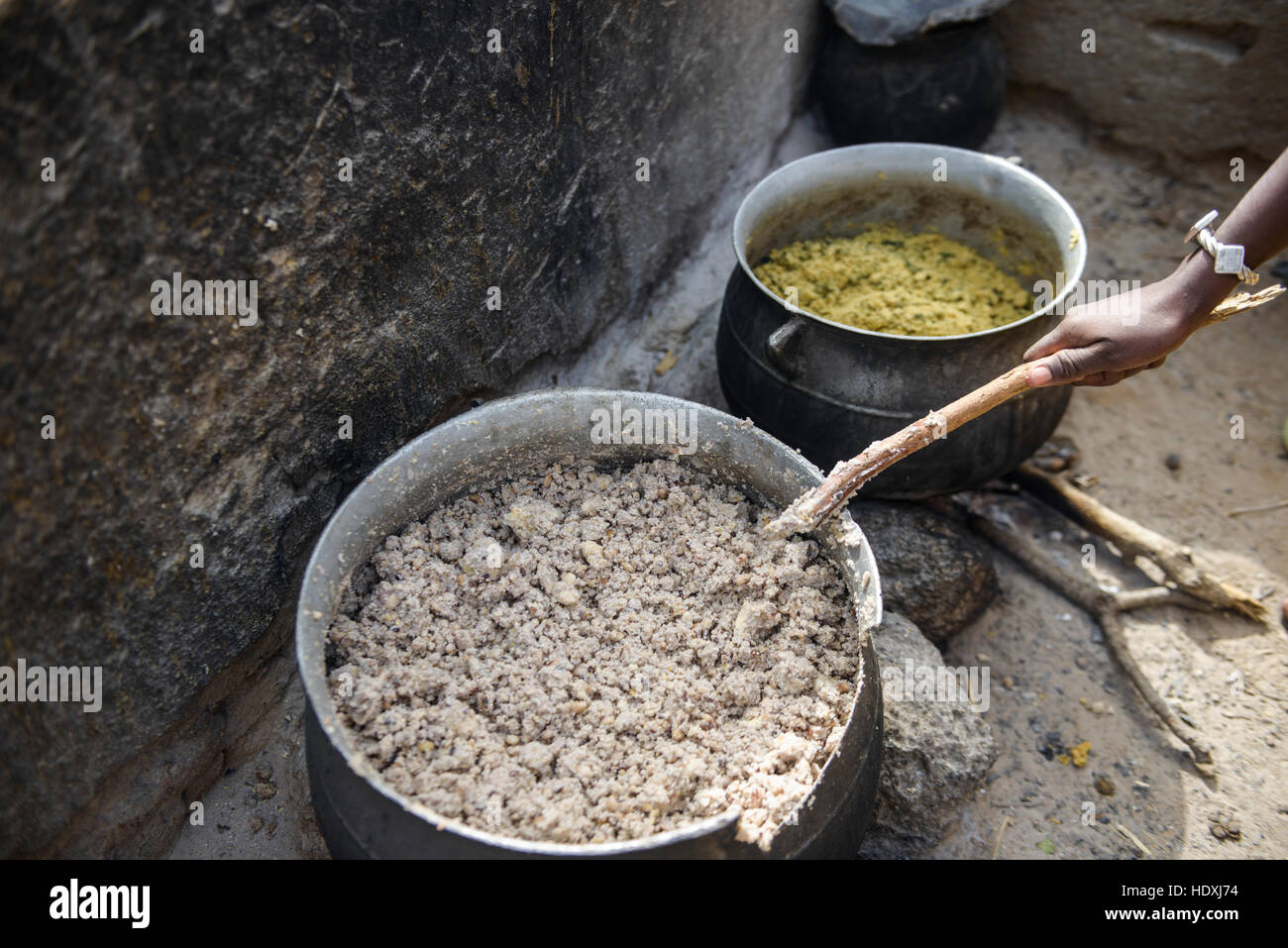 Landleben in einem Fulani-Dorf der Sahelzone im nordöstlichen Burkina Faso Stockfoto