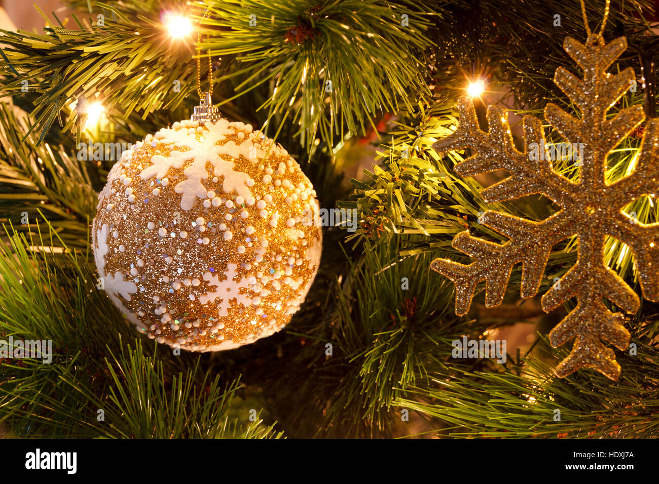 Weihnachtskugel und goldene Schneeflocke auf Fir tree.holiday Hintergrund im Retro-Vintage-Stil Stockfoto