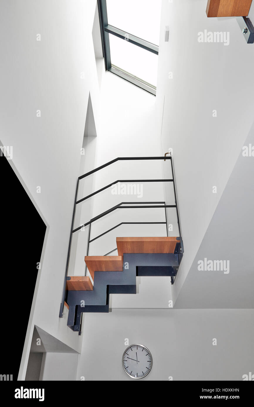 Design-Treppe und Brücke in einem modern renovierten Haus Stockfoto