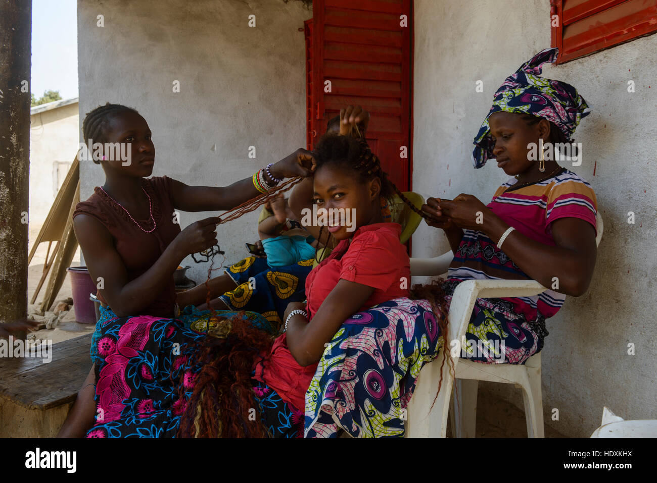 Typische afrikanische femaie Hair Dressing, dabola, Guinea Stockfoto