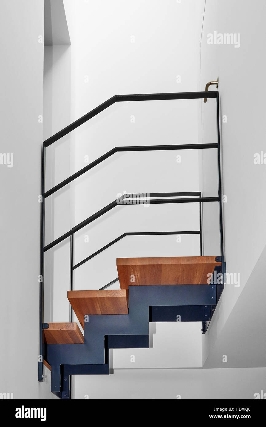 Design-Treppe und Brücke in einem modern renovierten Haus Stockfoto
