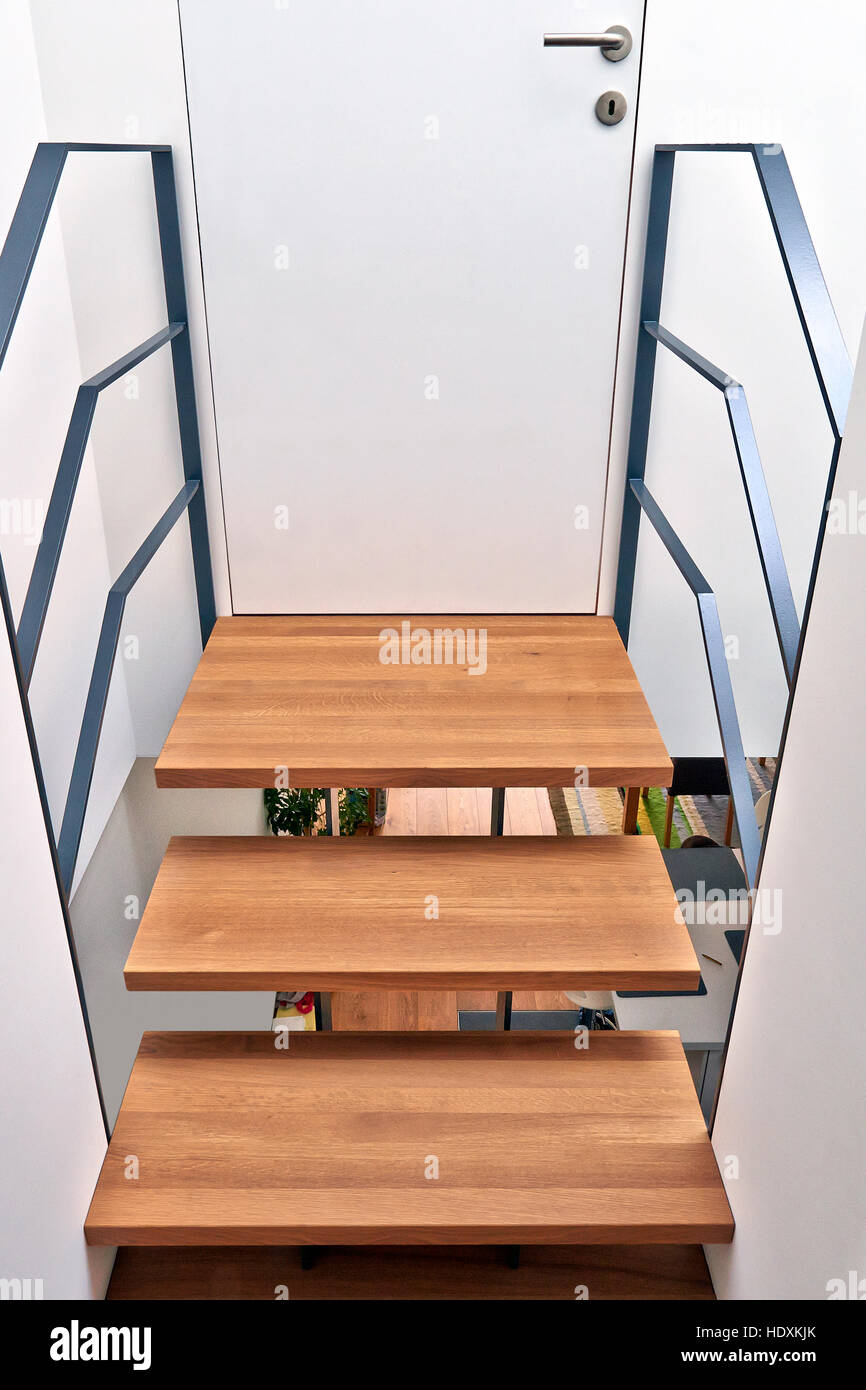 Design-Treppe und Brücke in einem modern renovierten Haus Stockfoto