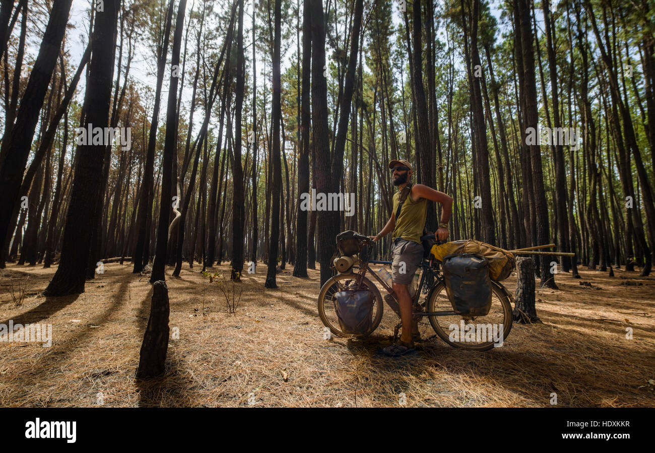 Radfahren in den Wäldern von Fouta Djalon, Guinea Stockfoto