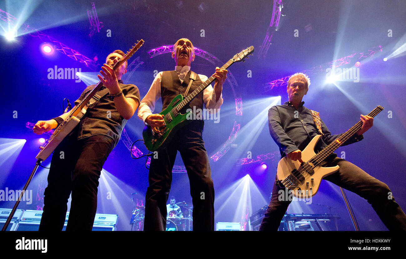 Francis Rossi, John Rhino Edwards (R) & Richie Malone (L) Status Quo Live - Last der Elektrik Tour - Bournemouth (BIC) - 12.09.2016 Stockfoto