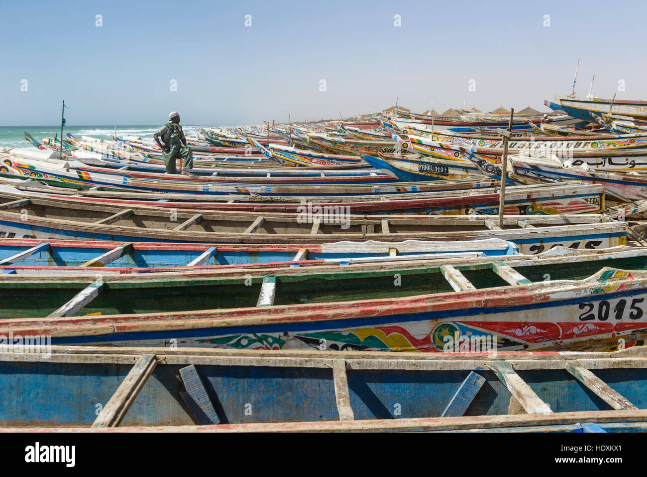 Fischer, Hausierer, Boote in Nouakchott des berühmten Fischmarkt Stockfoto
