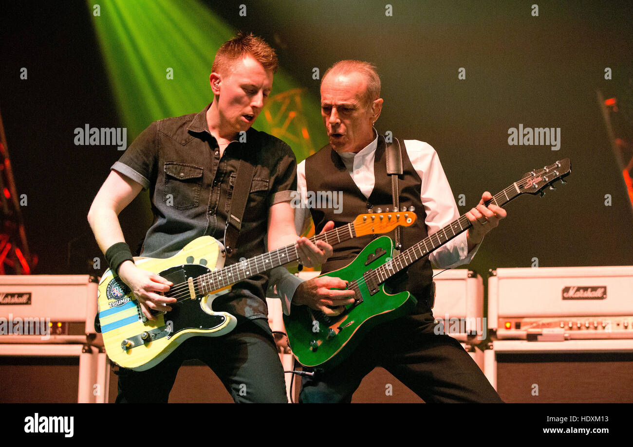 Richie Malone & Francis Rossi (R) - Status Quo Live - Last der Elektrik-Tour - Bournemouth (BIC) - 12.09.2016 Stockfoto