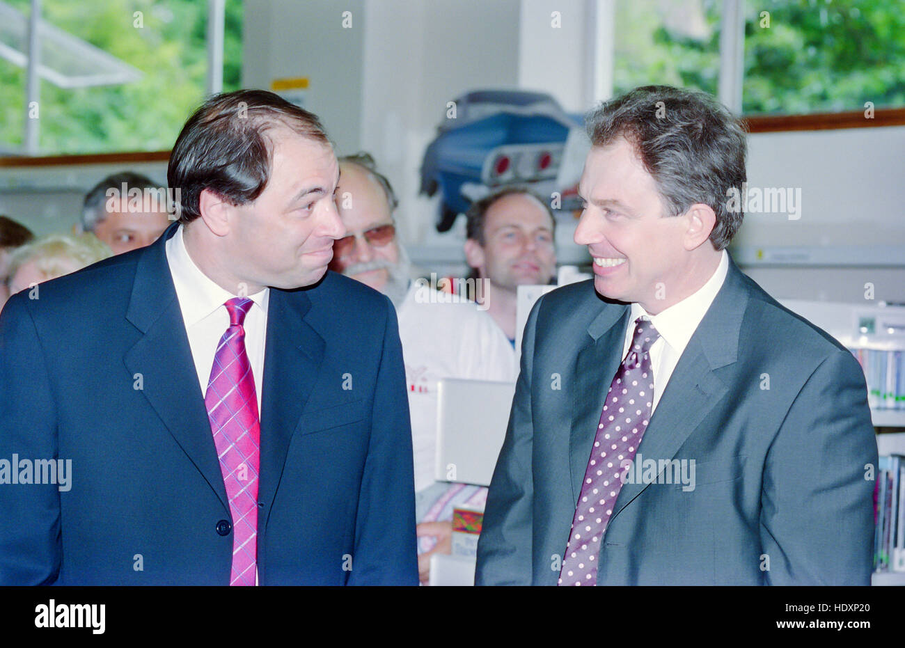 Premierminister Tony Blair, direkt am Hollingdean Bibliothek in Brighton mit Hove MP Ivor Caplin, links Stockfoto