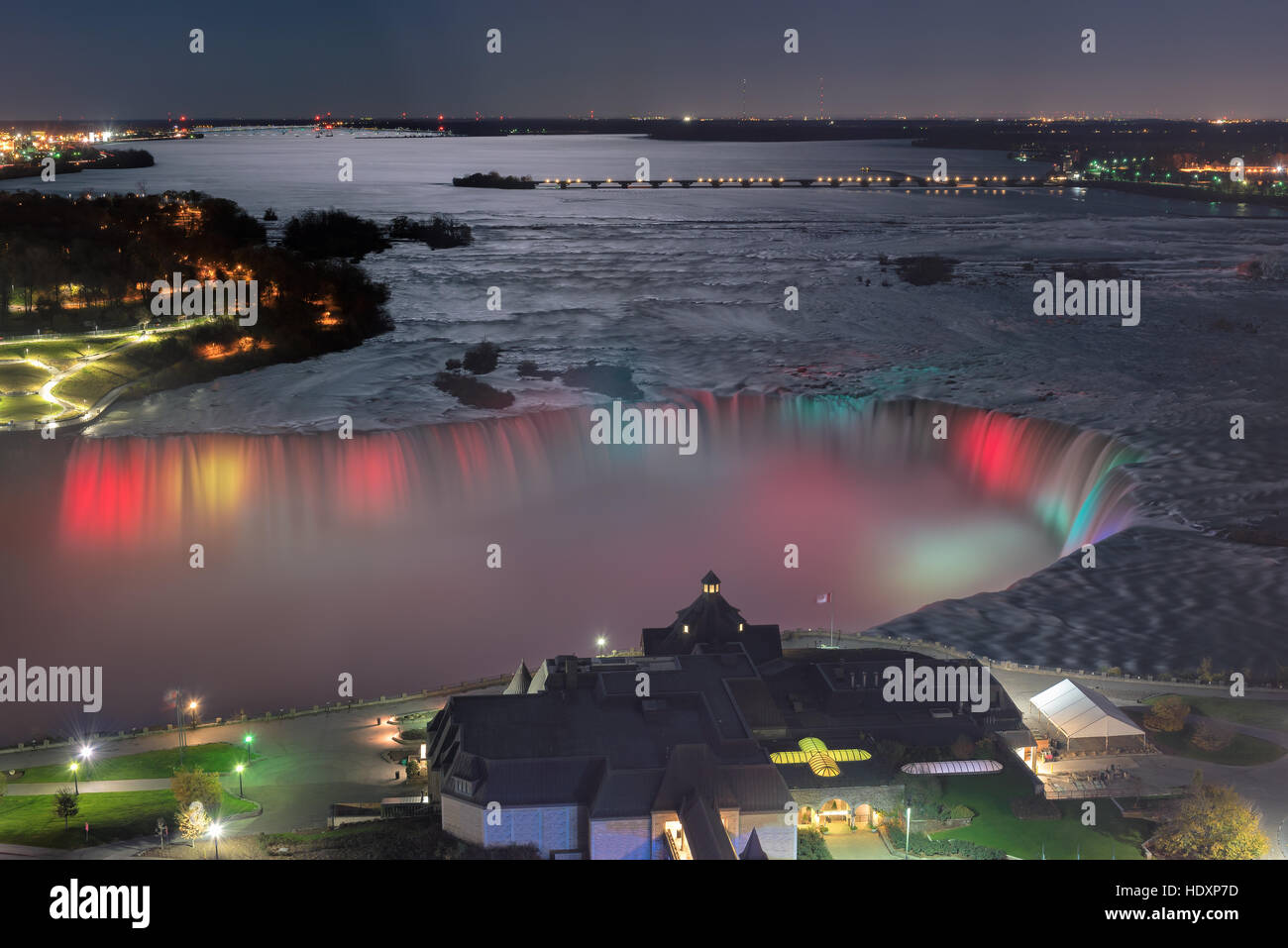 Bunte Lichter auf der Niagara-Fälle in der Nacht, Kanada. Stockfoto