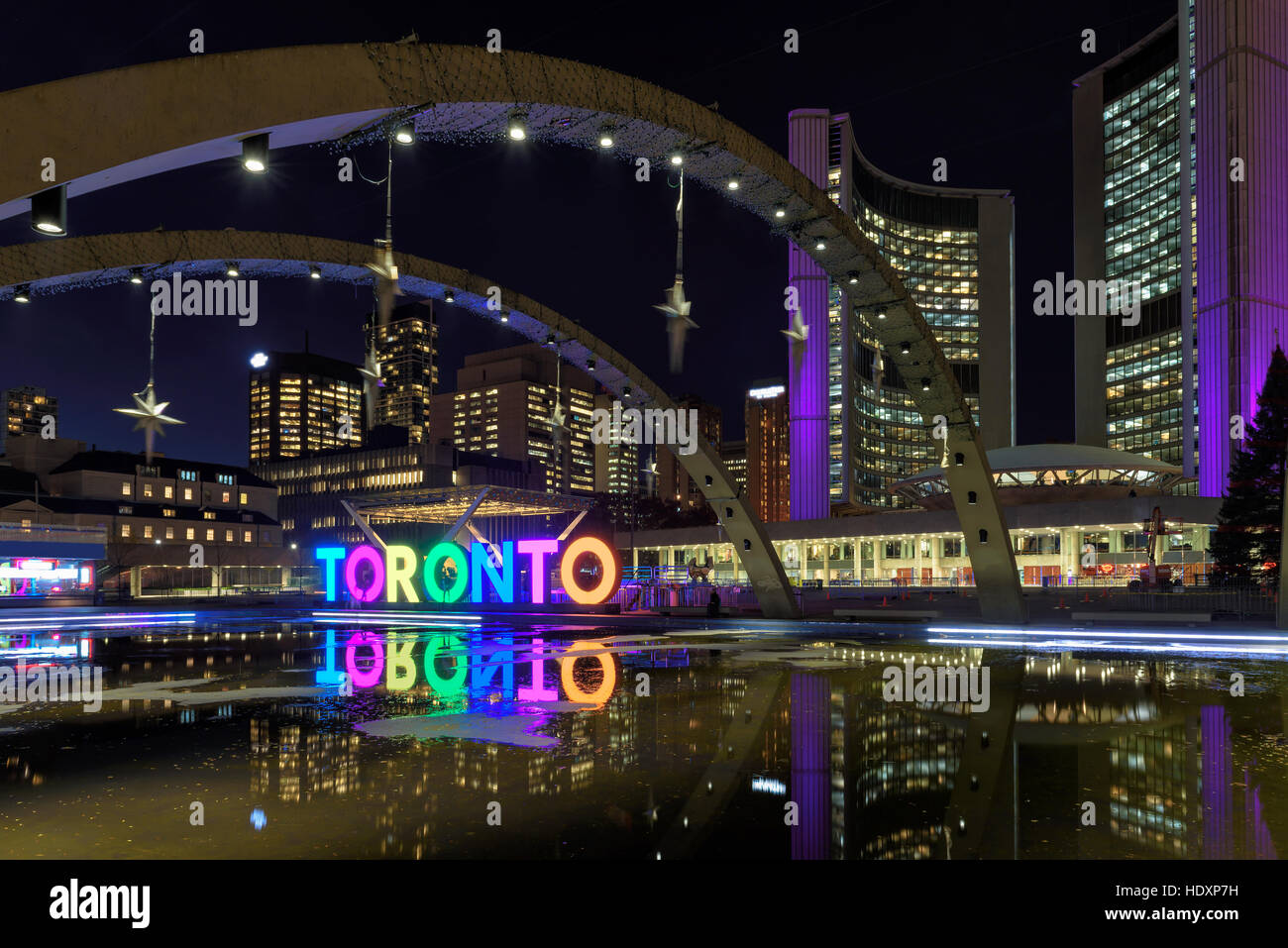 Blick auf Toronto-Schriftzug am Nathan Phillips Square in der Nacht, in Toronto, Kanada Stockfoto