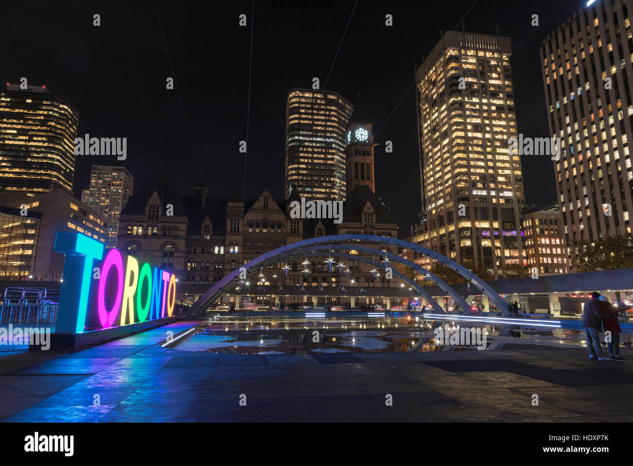 Innenstadt von Toronto und Zeichen in der Nacht, in Toronto, Kanada. Stockfoto
