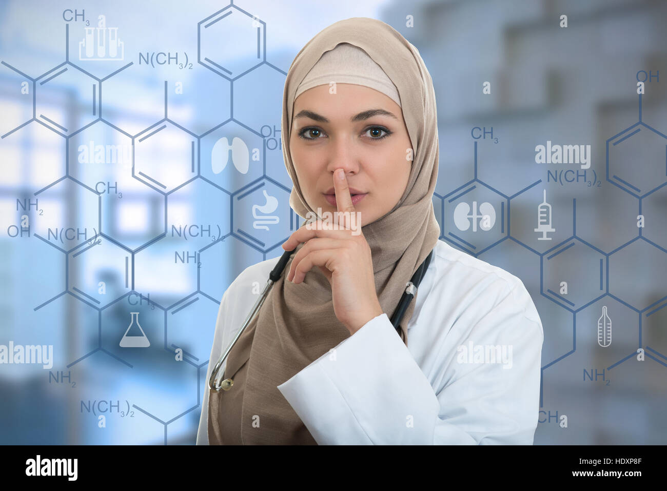 Porträt von freundlich, Muslim mit Hijab Arzt zeigt shh Seufzer, Stille. Stockfoto