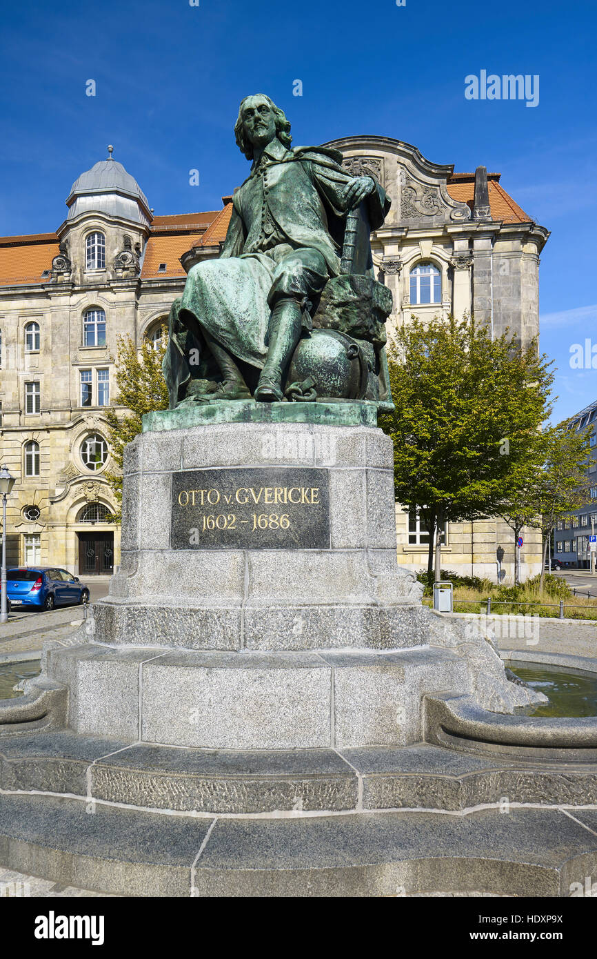 Otto-von-Guericke-Denkmal und neue Rathaus, Magdeburg, Sachsen-Anhalt, Deutschland Stockfoto