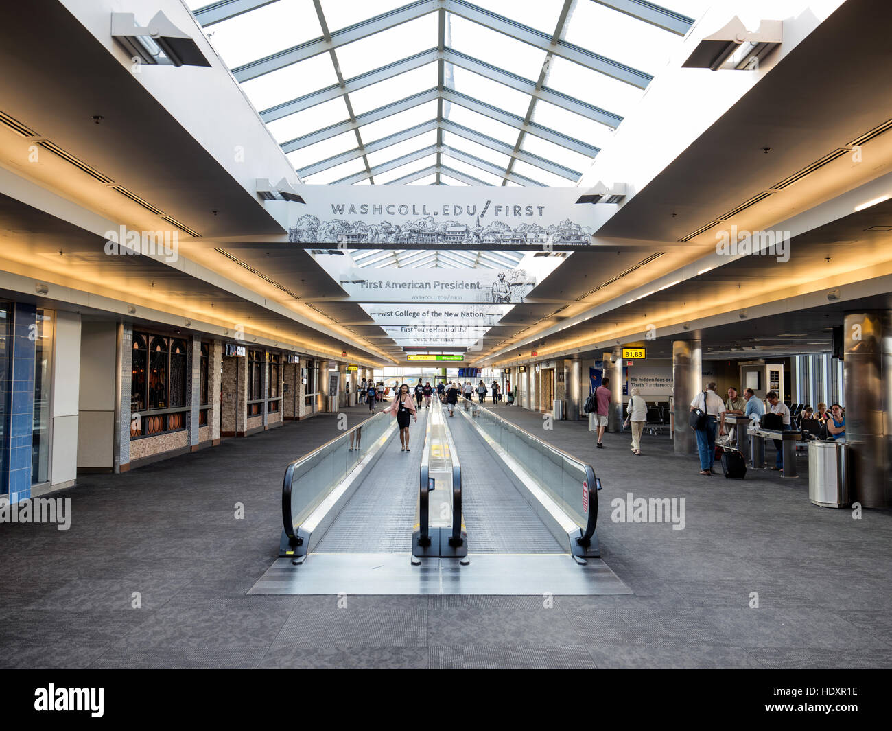 Halle und bewegte Bürgersteig am Baltimore Washington International Airport, BWI. Stockfoto