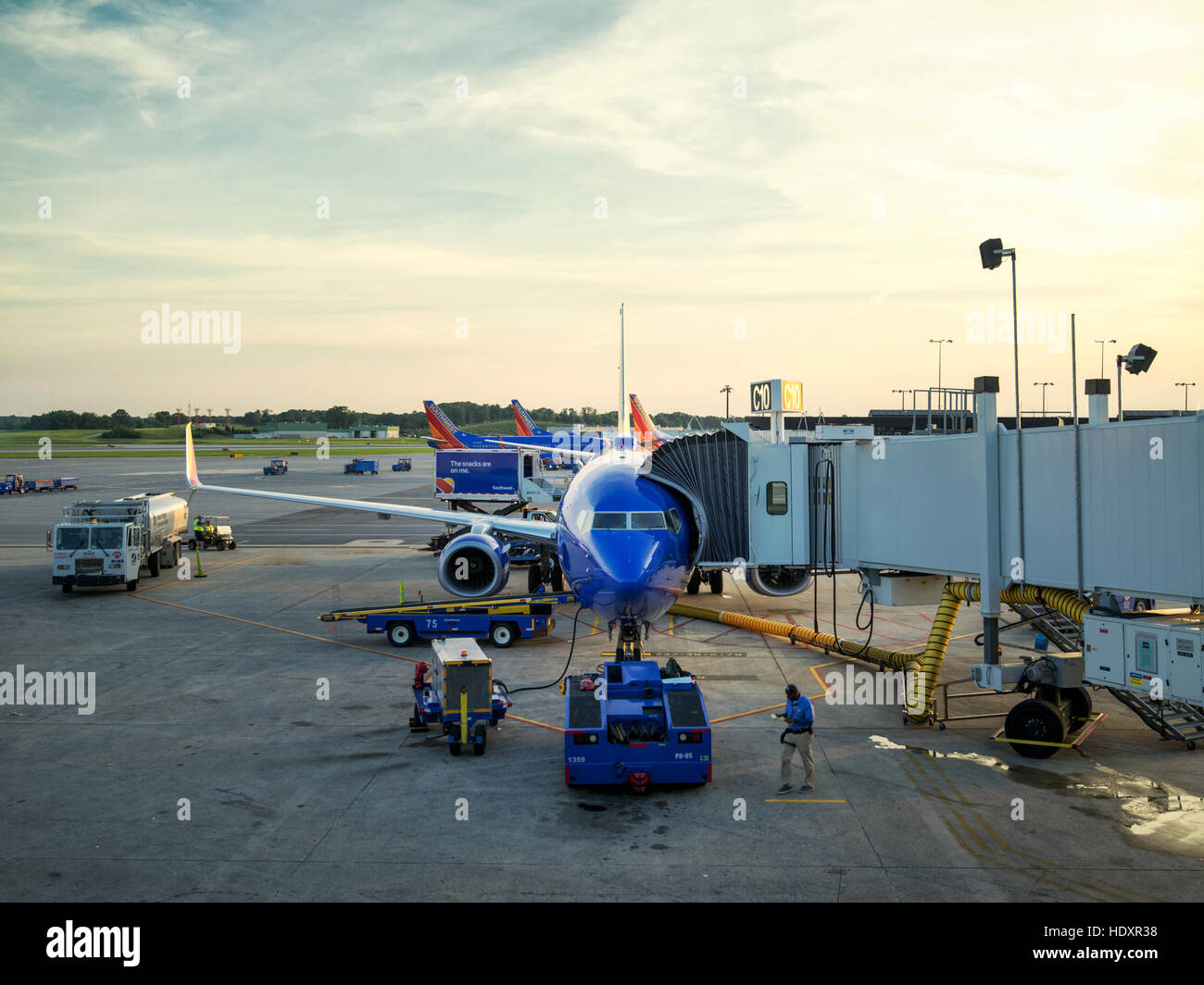 Flugzeug auf einem Flughafen terminal Gate Vorbereitung für einen frühen Flug. Baltimore-Washington International, BWI. Stockfoto
