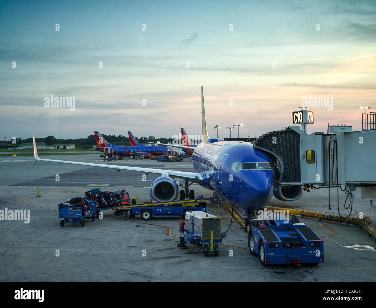 Flugzeug auf einem Flughafen terminal Gate Vorbereitung für einen frühen Flug. Baltimore-Washington International, BWI. Stockfoto
