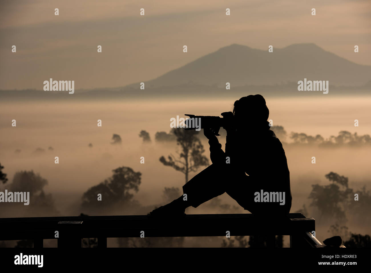 Silhouette asiatische Frauen Fotografie nehmen Sie ein Foto mit wunderschönen Sonnenaufgang im Nebel der Umgebung im Wald bei Thung Salaeng Luang Nationalpark Phetchabun Pr Stockfoto