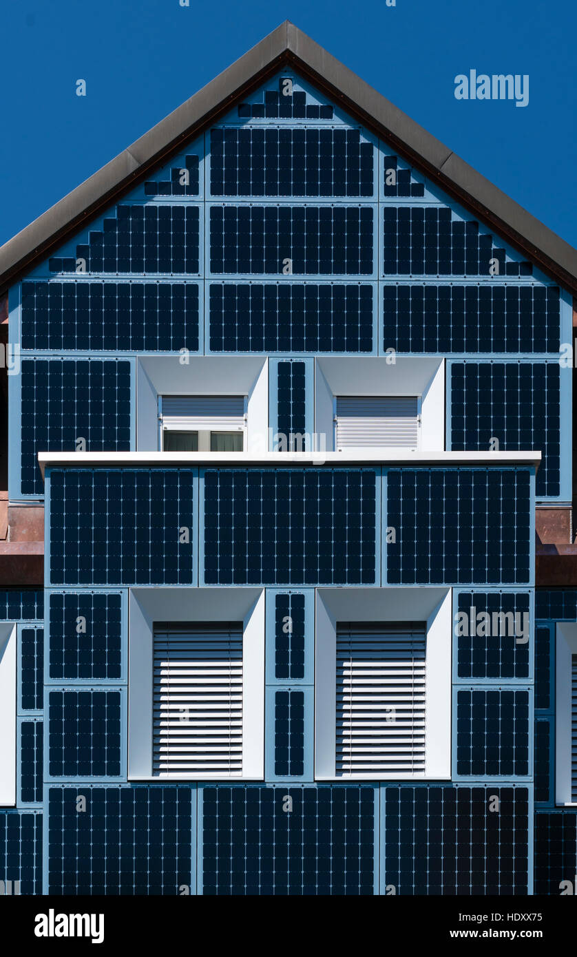 Fassade eines Wohnhauses in Zürich, Schweiz, bedeckt komplett mit Solarzellen. Stockfoto