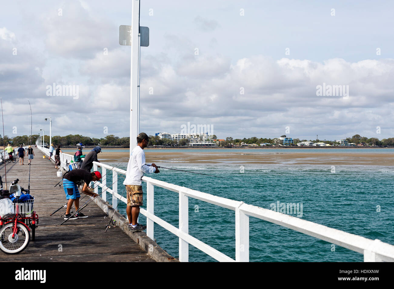 Menschen, die genießen Freizeitfischerei vom Pier in Harvey Bay, Australien Stockfoto