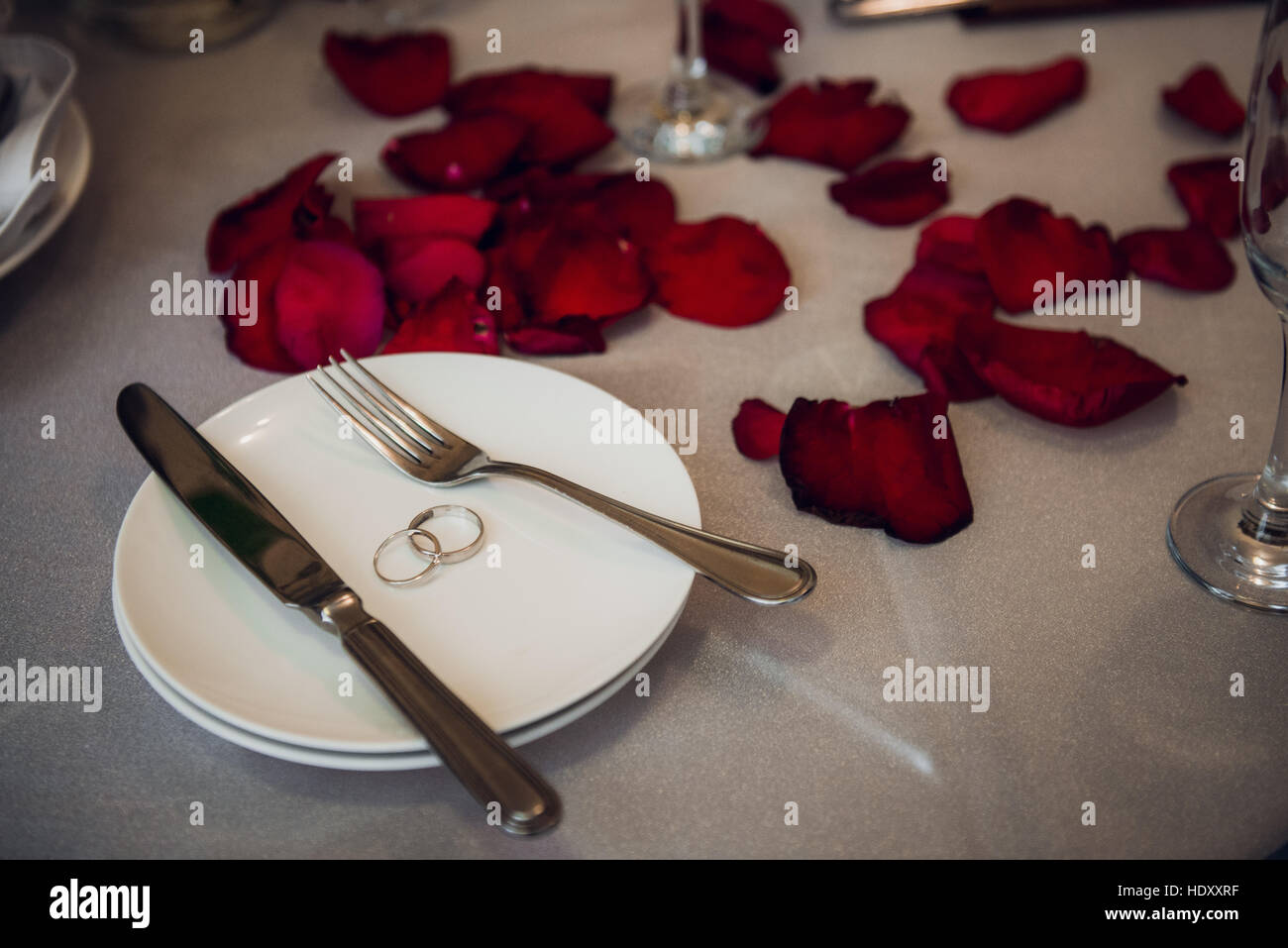 Festliche Tischdekoration zum Valentinstag auf hellem Hintergrund Stockfoto