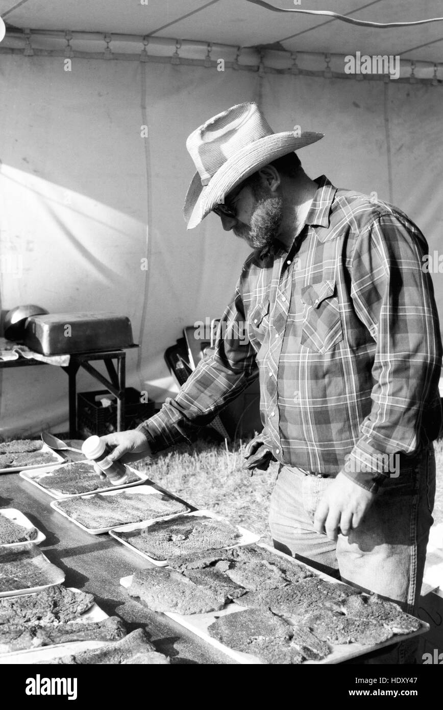 Chuckwagon Koch Vorbereitung Abendessen (Mittagessen Tag) auf der Dreieck-Ranch in der Nähe von Paducah, TX (Scan von b&w negativ) Circa 1998 Stockfoto