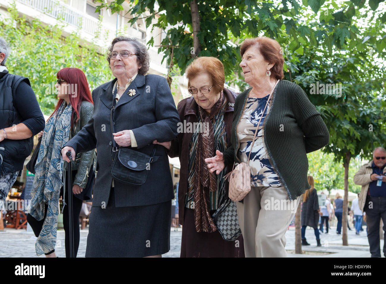 Drei ältere Frauen, die zu Fuß durch die Straßen des Stadtteils Plaka in Athen Stockfoto