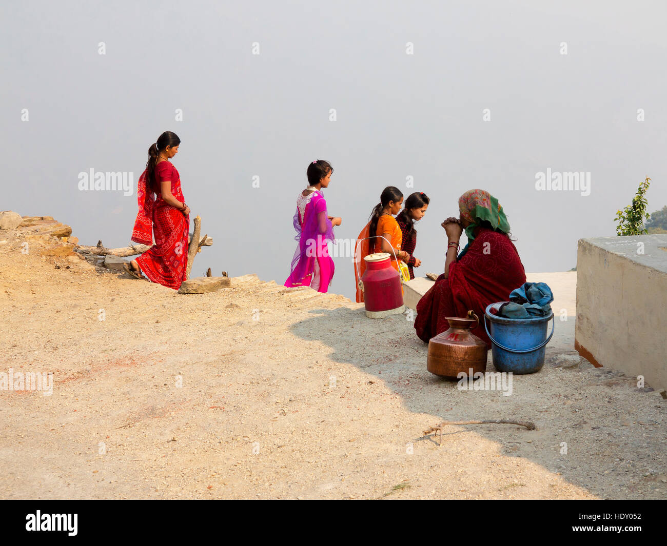 Indische Womans mit traditionellen bunten Saris in Tula Kote Village, Kumaon Hills, Uttarakhand, Indien Stockfoto